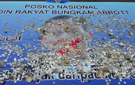 Tiga Karung Koin untuk Tony Abbott